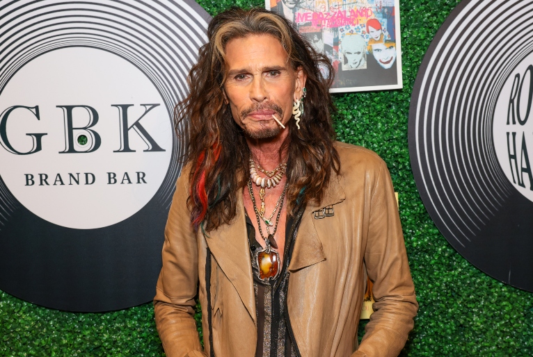 Steven Tyler, do Aerosmith, é indiciado por abuso sexual