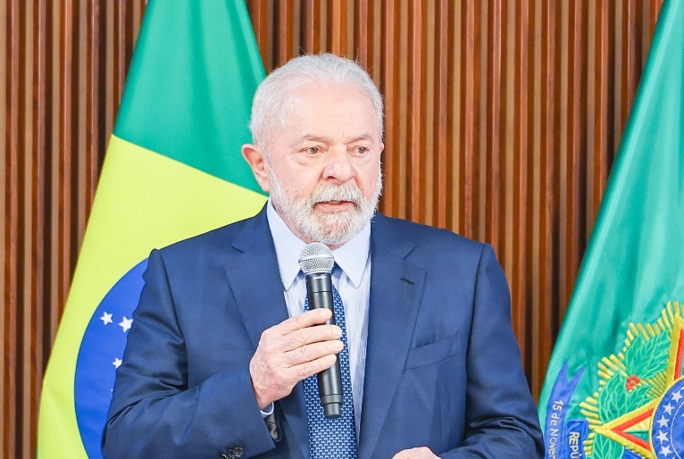 Bolsa Família exigirá atestado de vacinação de crianças, diz Lula