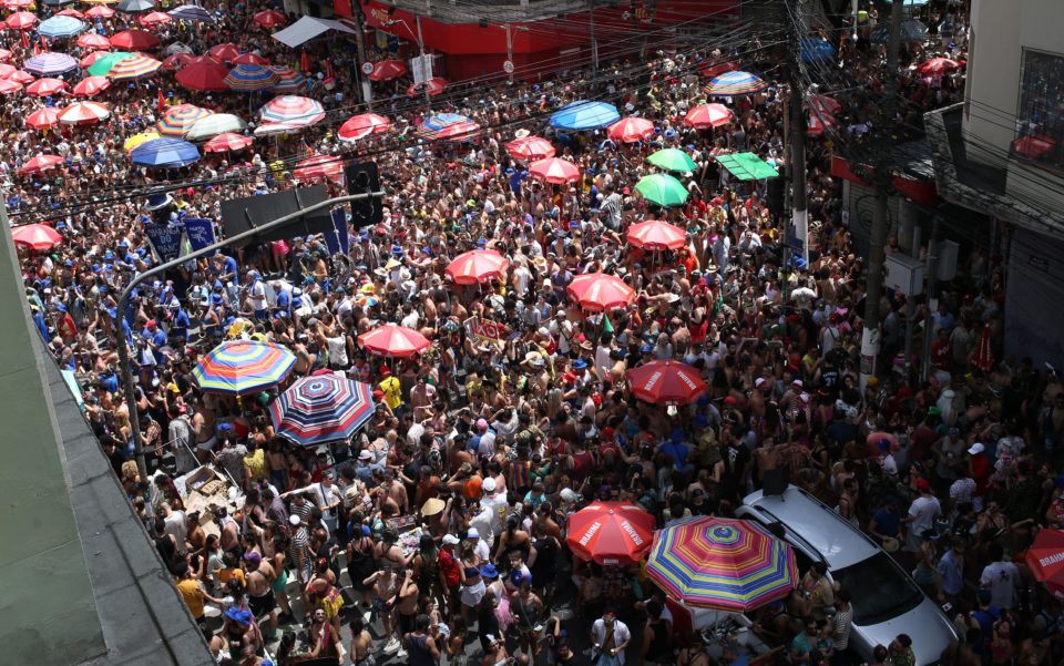 Testes apontam alta de casos de covid nos dias de carnaval