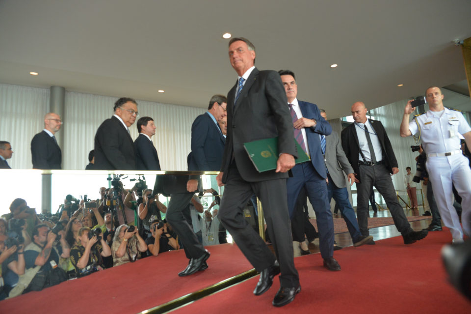 Bolsonaro reclama do salário de R$ 33 mil da Presidência