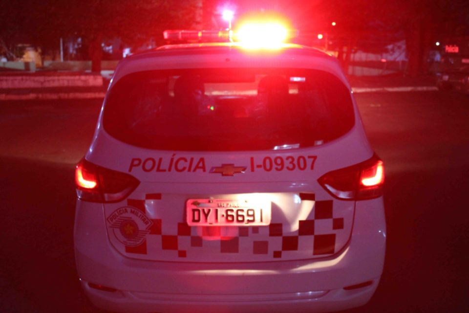 Dupla armada rouba moto no Centro de Marília