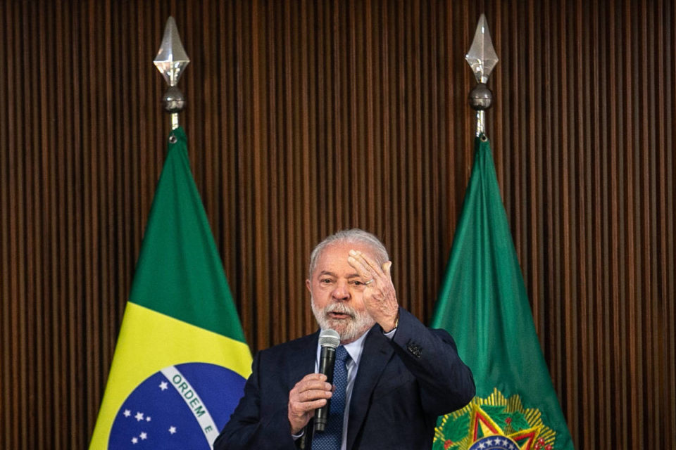 Lula agora admite concorrer à reeleição em 2026