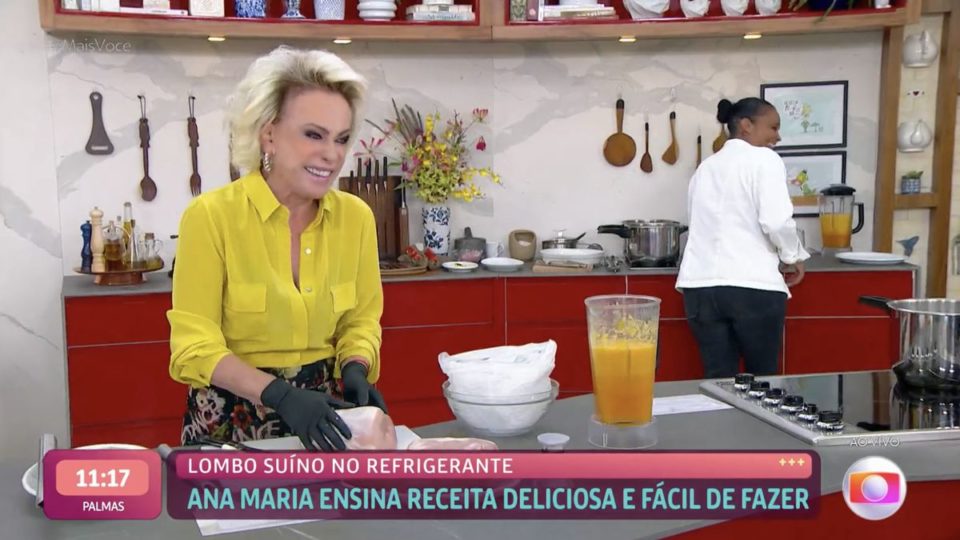 Ana Maria Braga tem crise de riso fazendo receita com linguiça