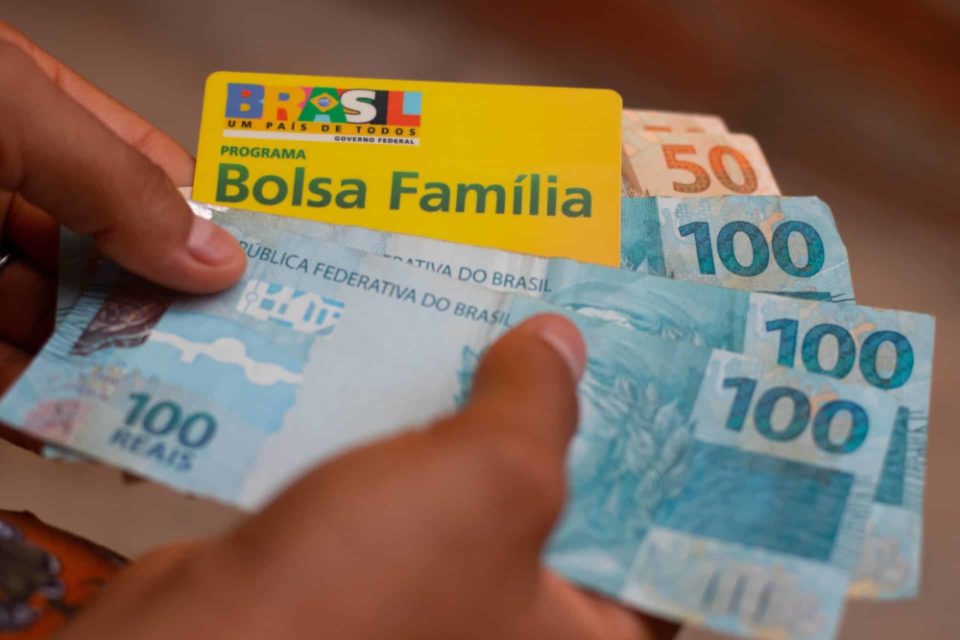 Governo fala em excluir 1,5 milhão em situação irregular do Bolsa Família