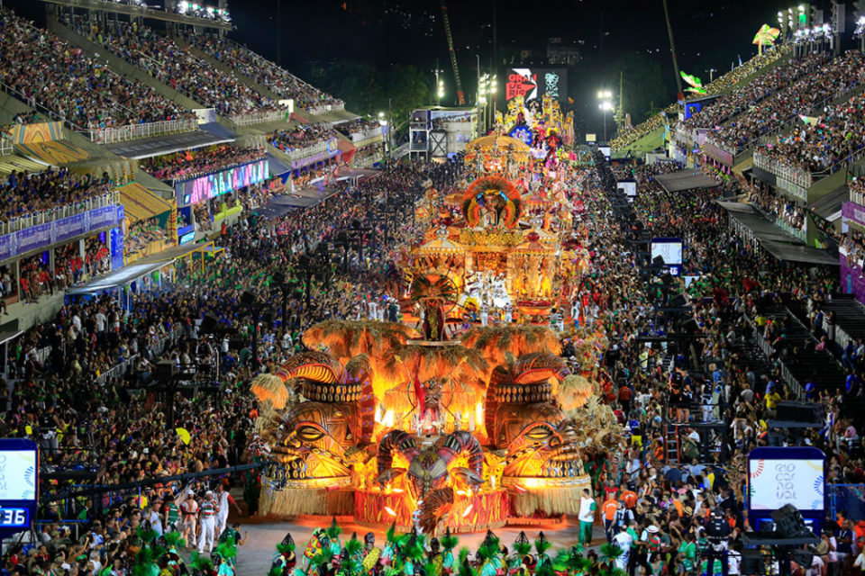 Quatro escolas brilham na segunda noite de desfiles no Rio