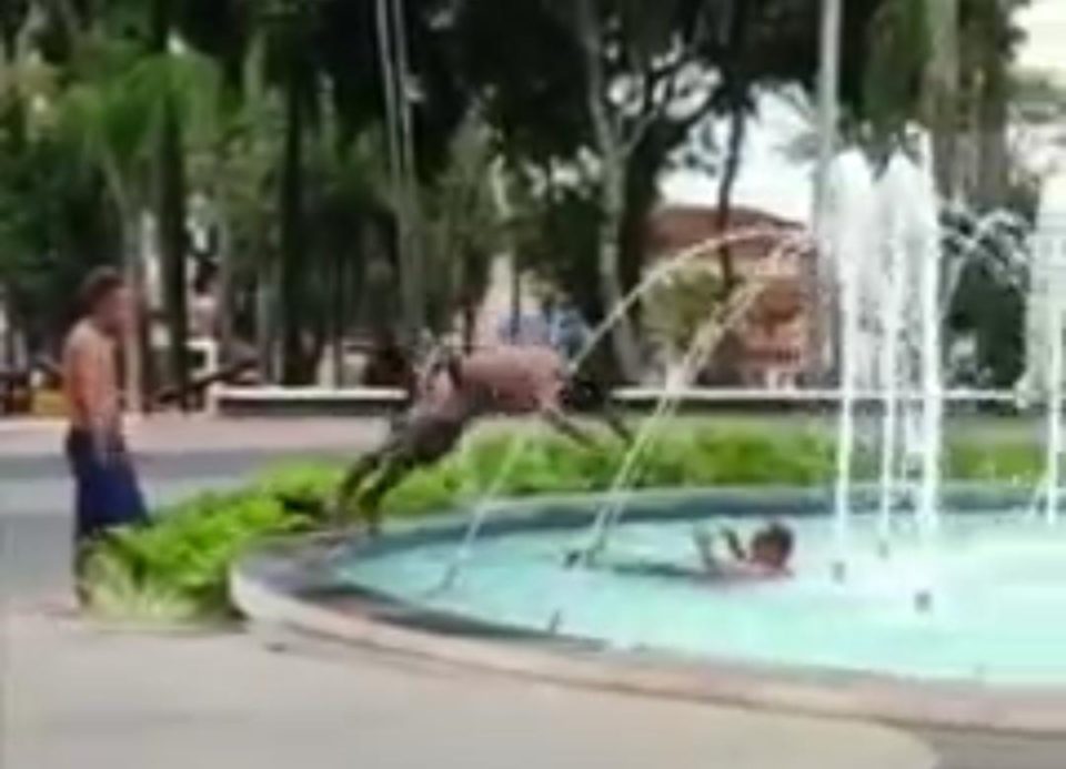 Fonte da praça Maria Izabel vira ‘piscina’ para banho