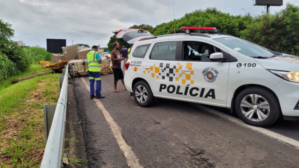 Motorista tomba carga de placas solares na SP-294