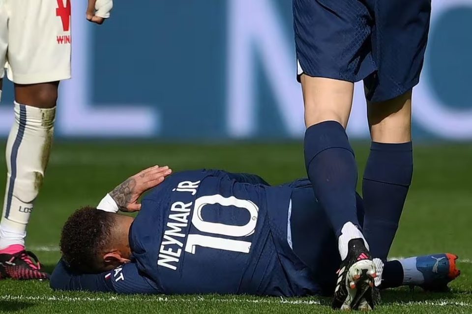 Neymar lamenta mais uma lesão no tornozelo direito