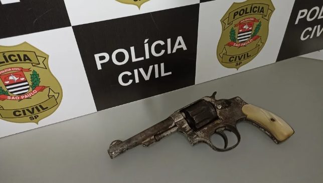 Menor de 14 anos leva arma para escola em Queiroz