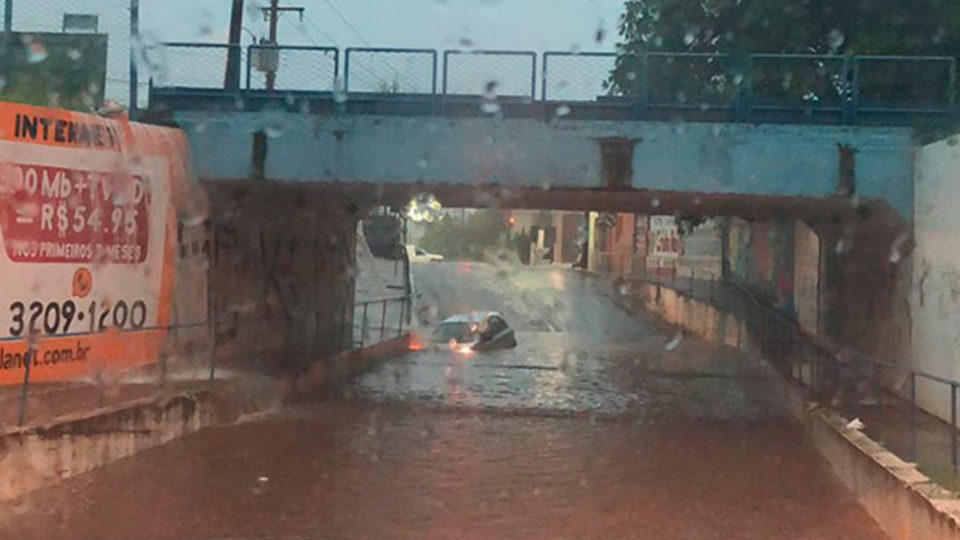 Forte chuva causa estragos e alagamentos em Assis