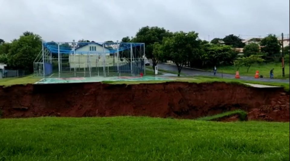 Chuva provoca erosão em praça de Tupã