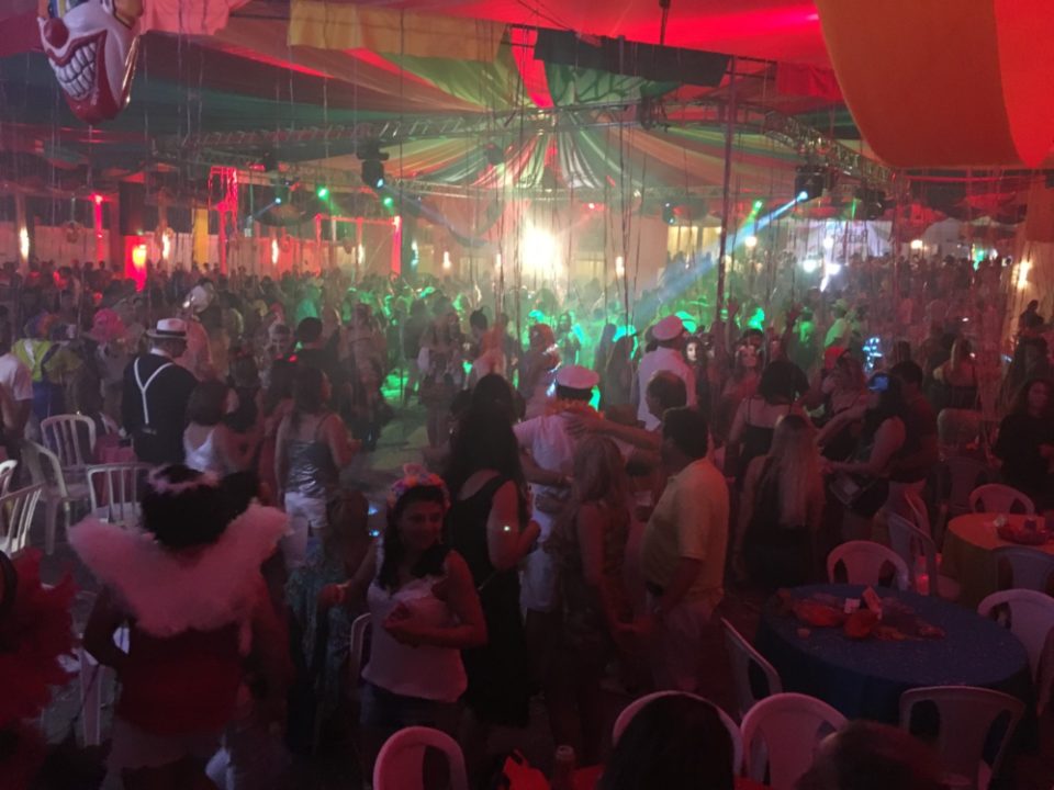 Carna Golden mantém a tradição com noite de folia em Marília