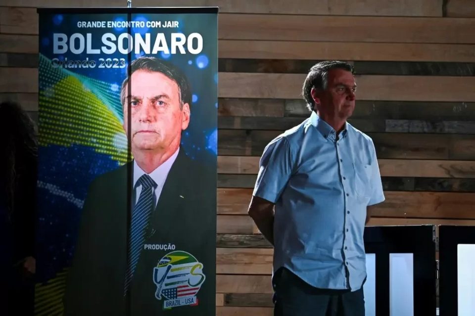 Nos EUA, Bolsonaro critica prisão de radicais