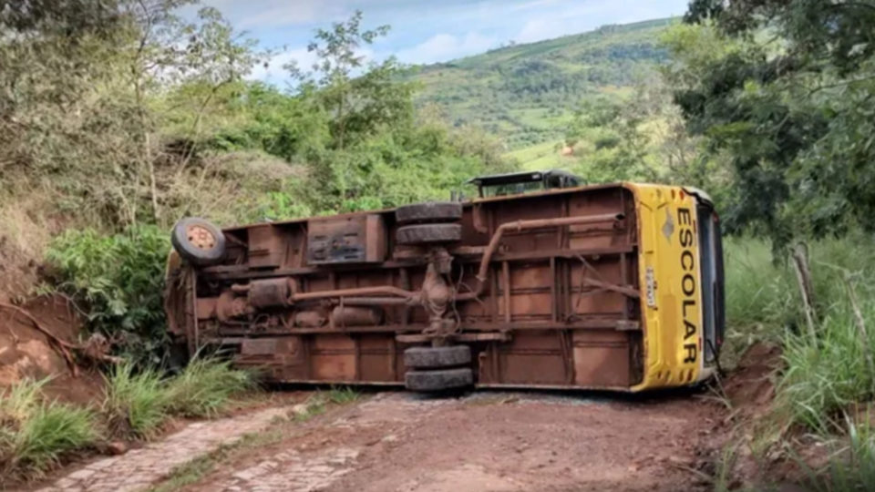 Ônibus com estudantes tomba na zona rural de Vera Cruz