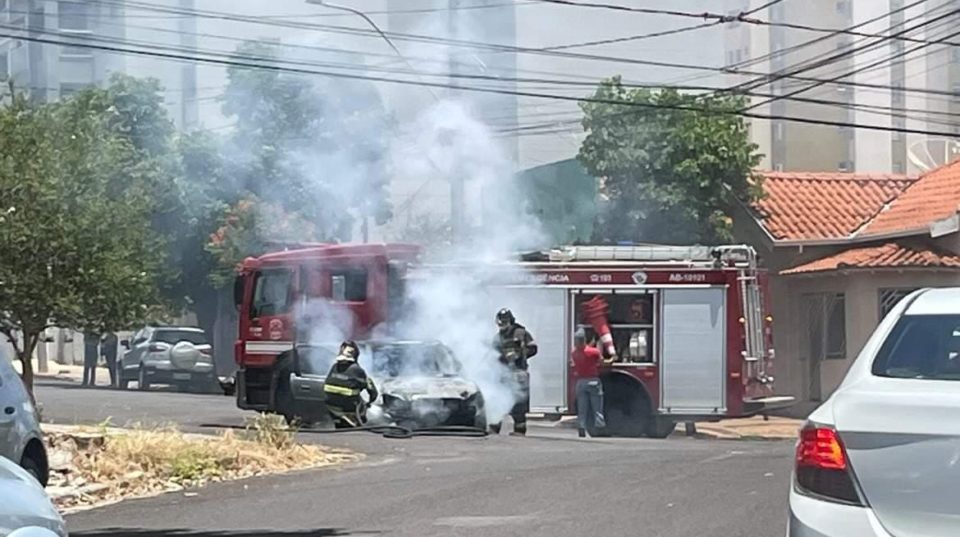 Carro é destruído por incêndio na zona Leste