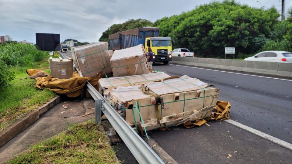 Criminosos furtam carga de caminhão tombado