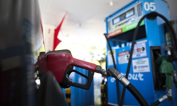 Com volta de impostos federais, gasolina deve subir R$ 0,68 por litro