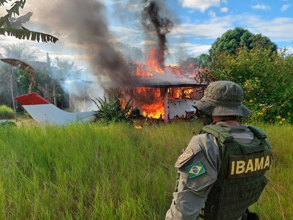 Garimpeiros atacam base do Ibama na terra Yanomami