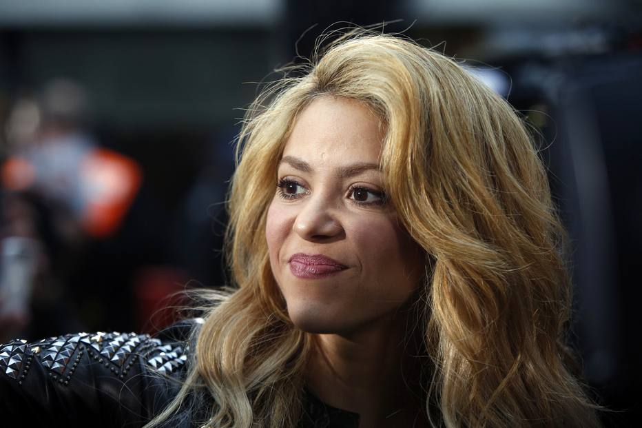 Em tom de deboche, Shakira canta música que fala de matar ex