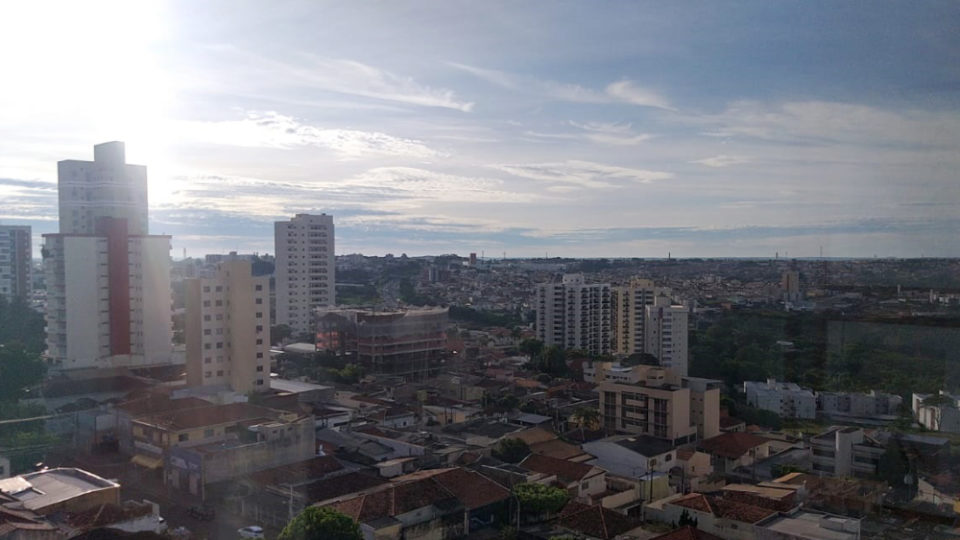 Semana começa com sol tímido, mas chuvas devem voltar