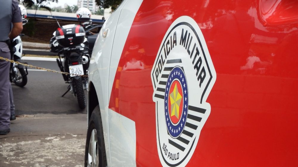 Dupla suspeita de tráfico é presa com R$ 3,7 mil, celulares e droga na Vila Barros