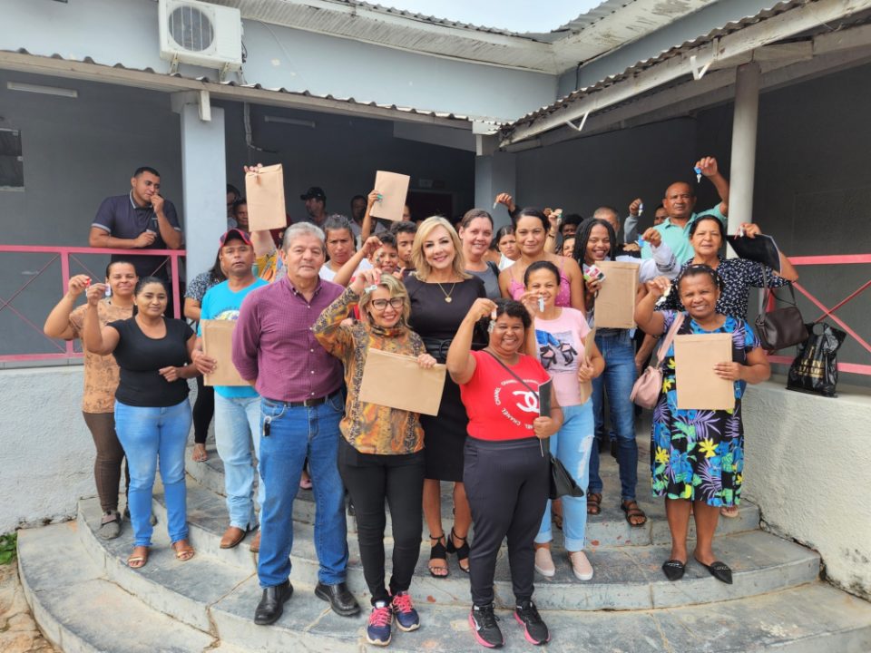 Prefeita Tina entrega chaves de 40 casas populares da CDHU