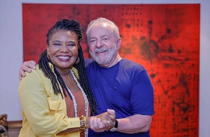 Lula assina decreto com regras de apoio ao setor cultural