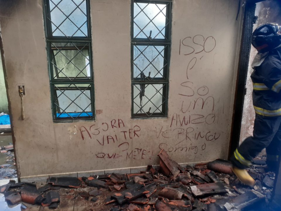 Imóvel fica destruído em incêndio em Pompeia