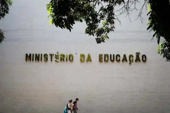 Governo abre consulta pública sobre novo ensino médio