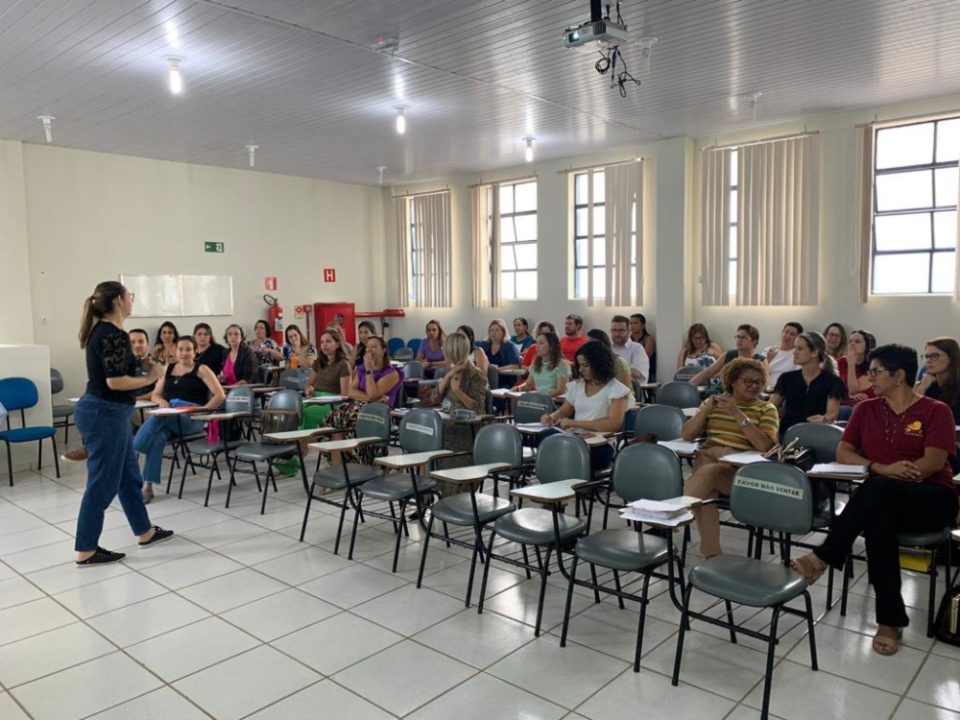 Educação realiza encontro com os diretores da rede