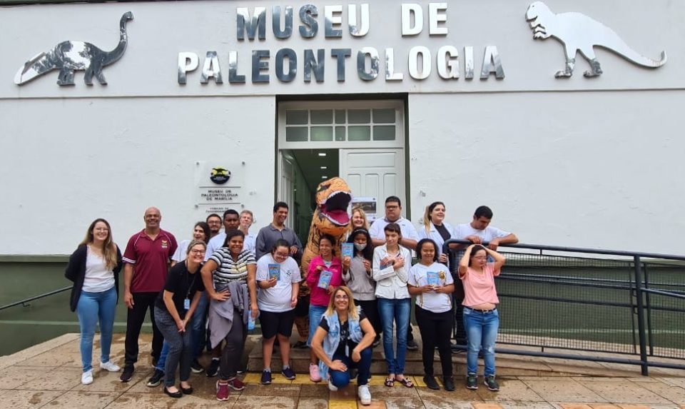 Alunos da Apae visitam Museu de Paleontologia