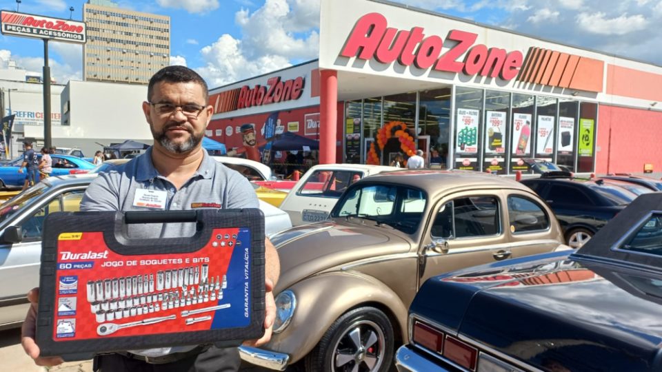 AutoZone tem dia com serviços gratuitos, descontos e exposição