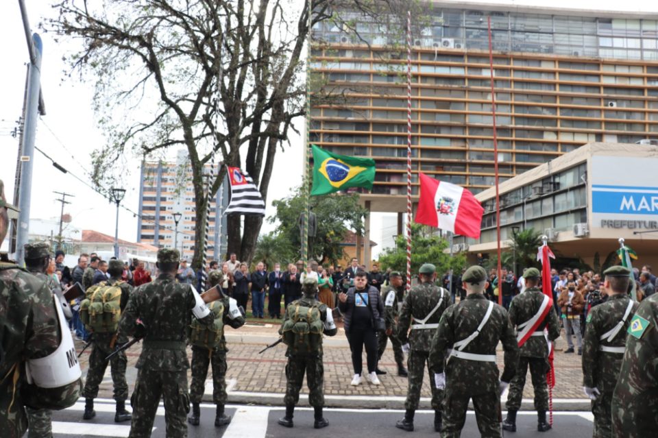 Desfile marca comemoração de aniversário da cidade