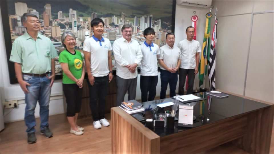 Voluntários do Japão que lecionam em Marília visitam o prefeito