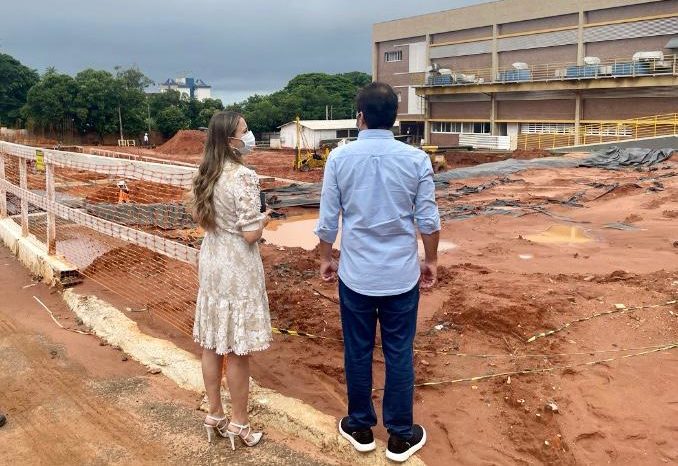 Vinicius vistoria obra do Hospital da Criança e da Mulher