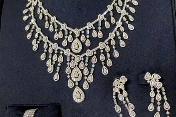 TCU proíbe Bolsonaro de usar e vender joias trazidas da Arábia Saudita