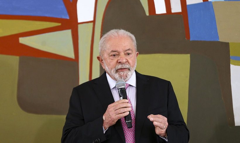 Lula anuncia projeto para igualar salários de homens e mulheres