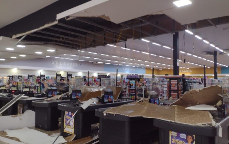 Forte chuva faz teto de supermercado desabar na região