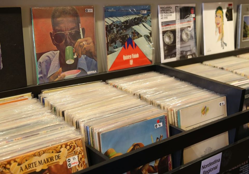 Vinil supera vendas de CDs pela primeira vez desde 1987