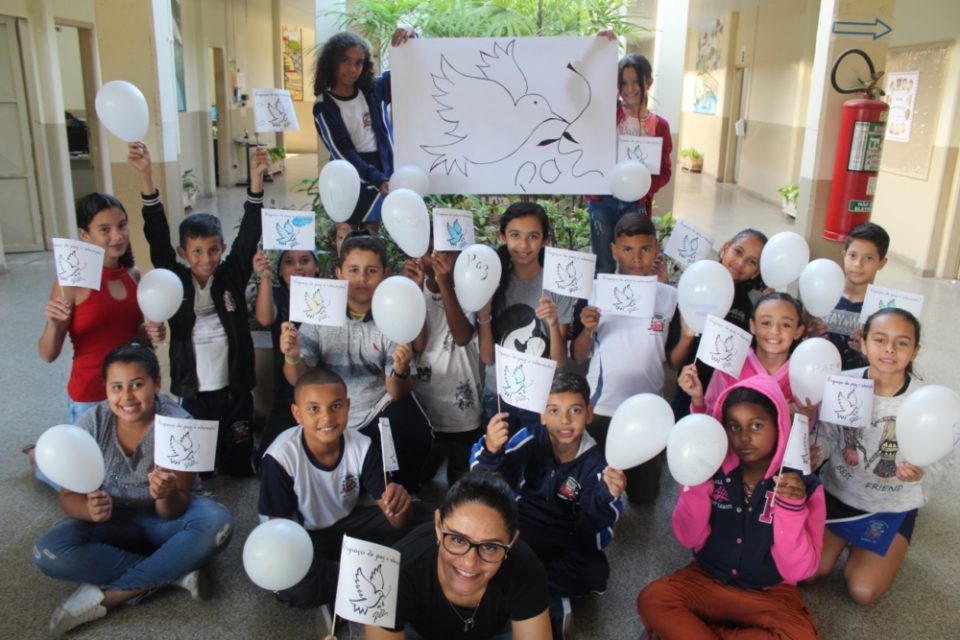 Escolas fazem campanha ‘A paz é o caminho’