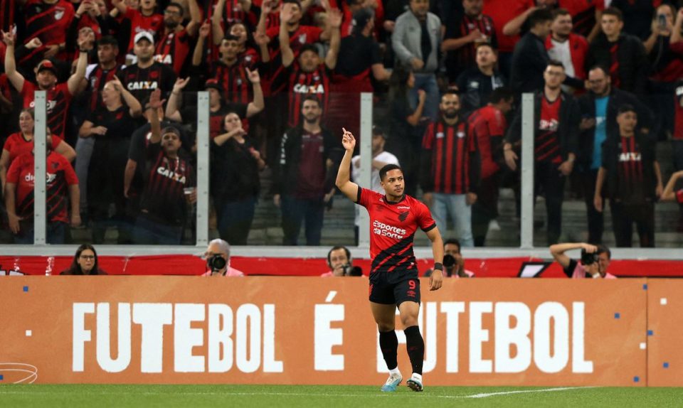 Athletico-PR bate Galo por 2 a 1 em clássico brasileiro