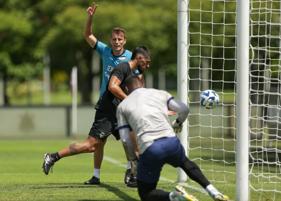 Corinthians faz atividade de enfrentamento no último treino da semana