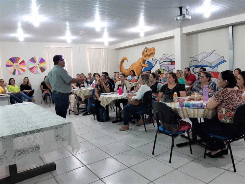 Encontro formativo capacita 100 educadores da Educação