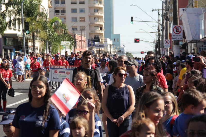 Desfile dá início às celebrações dos 94 anos