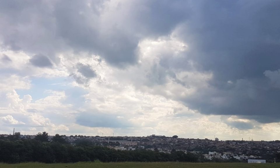 Semana começa com sol, mas tem chance de chuvas