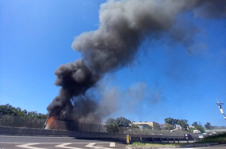 Bombeiros controlam chamas de ônibus na SP-294