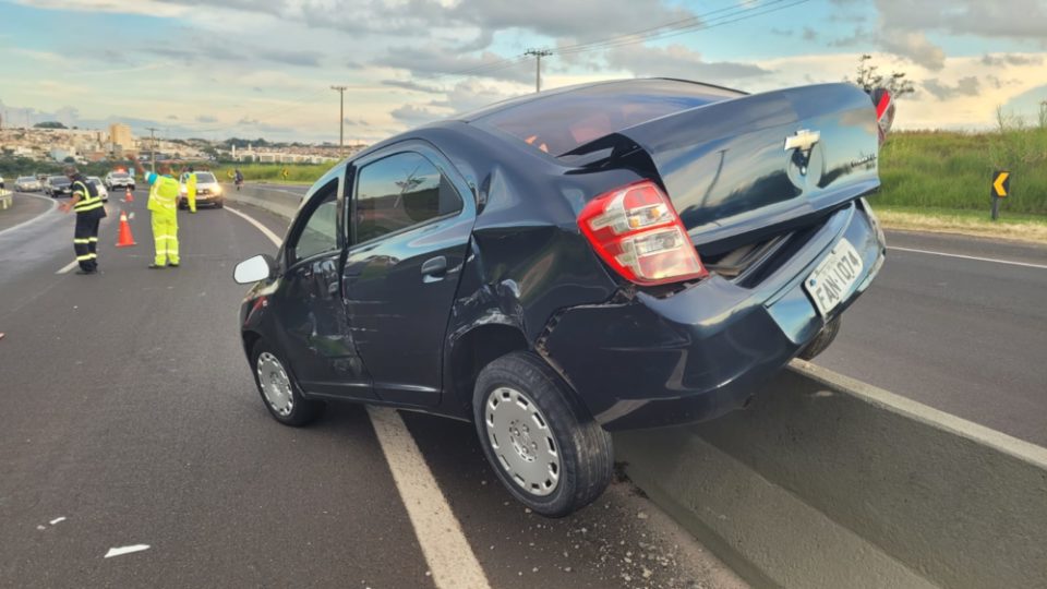 Carro vai parar em cima do muro central da SP-294