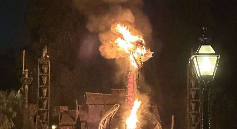 Dragão de Malévola pega fogo em parque da Disney