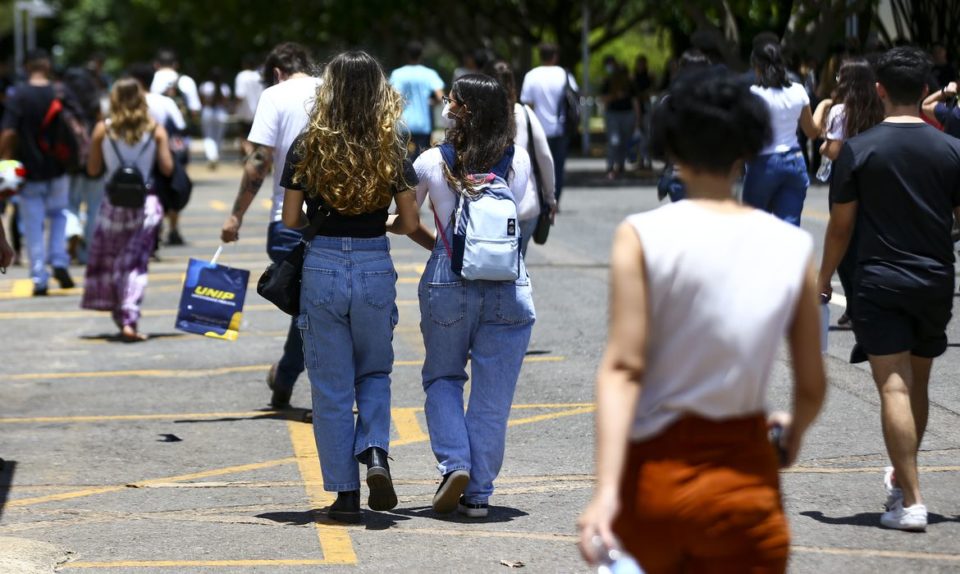 Enem: estudantes podem pedir isenção de taxa