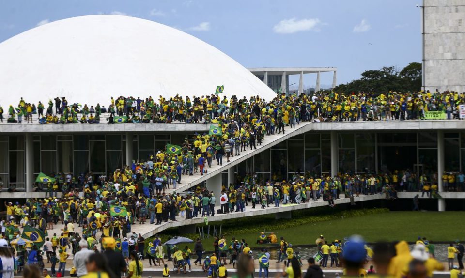 STF tem placar de 7 a 0 para tornar réus mais 200